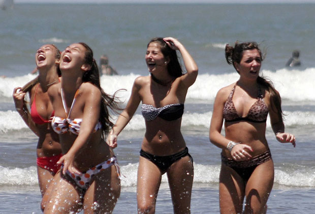 Два кофера у аутобус и правац према мору 